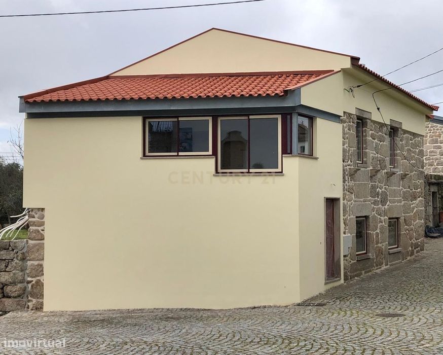 Apartamento T2 em moradia totalmente mobilado e equipado em Couto de B
