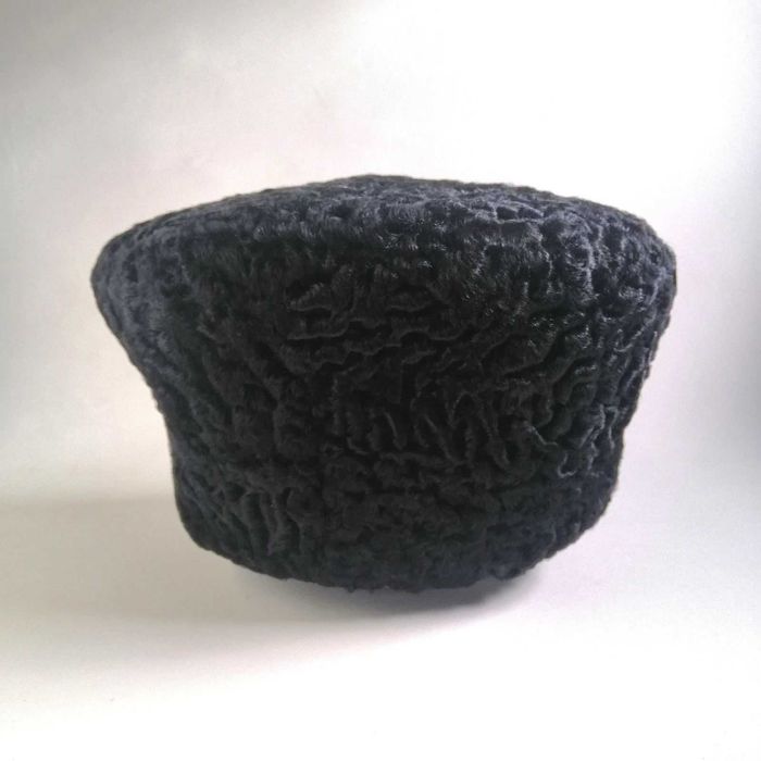 Шапка женская каракулевая, новая.