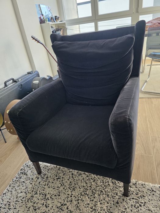 Cadeirão preto em veludo – Poltrona