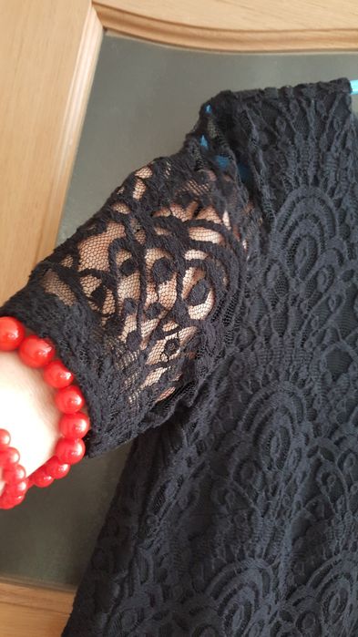 Elegancka czarna sukienka z koronki