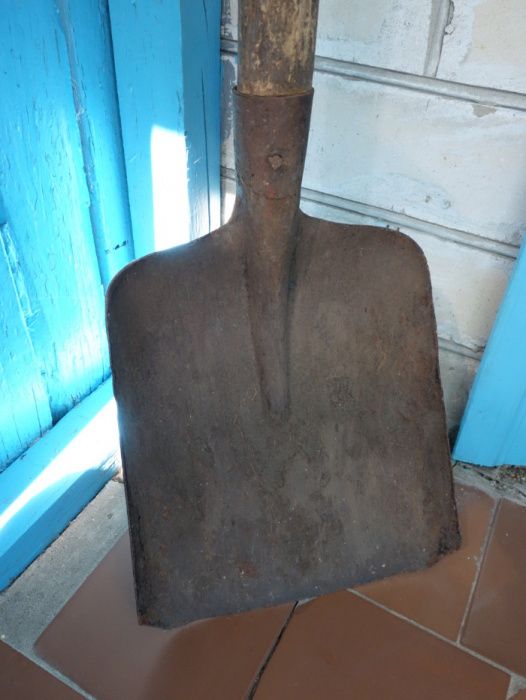Лопати з довгою ручкою міцні випробувані 190 грн/шт.