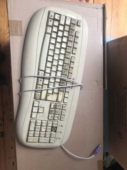 Vários teclados de computador usados