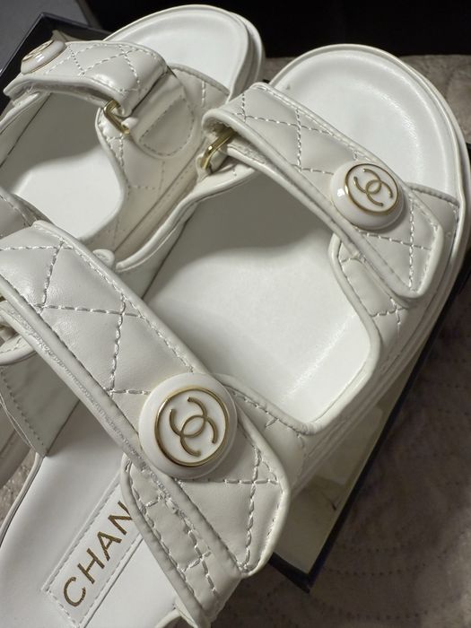 Klapki laczki pikowane Chanel – białe