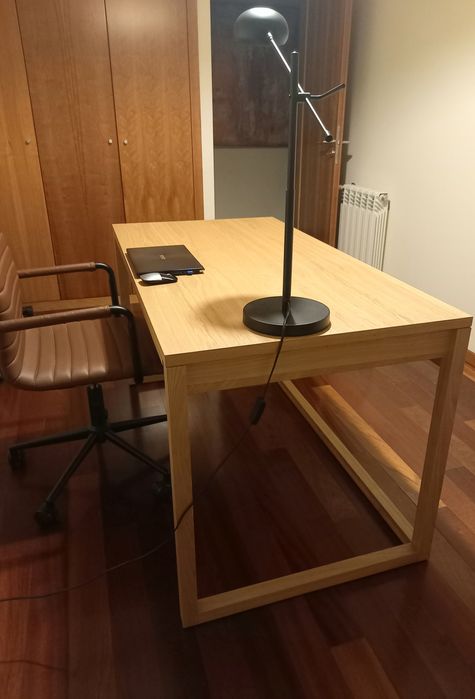 Secretária / Mesa  em Carvalho Desing Único / Nova