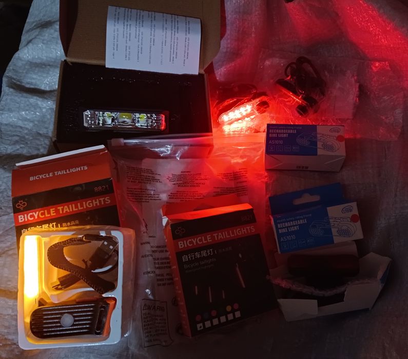 Задние стопы акамуляторные.и передний металлический мощный фонарь.ново