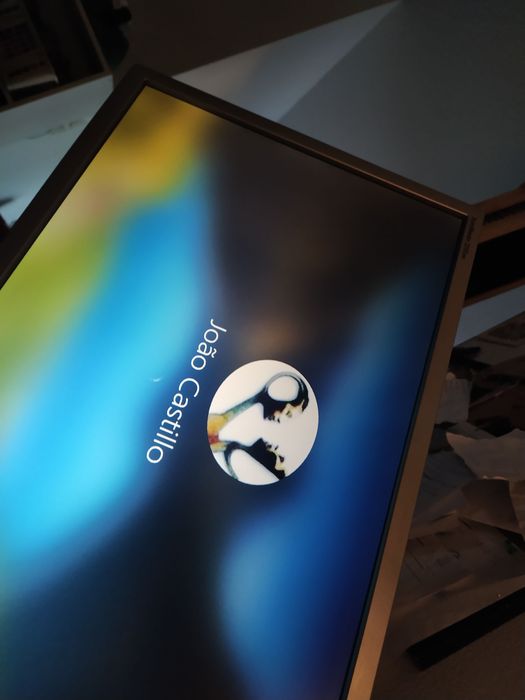 Monitor Samsung rotativo de 22 polegadas