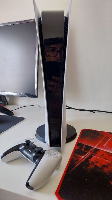Consola Playstation 5 Digital, 1TB, com comando, em óptimo estado.