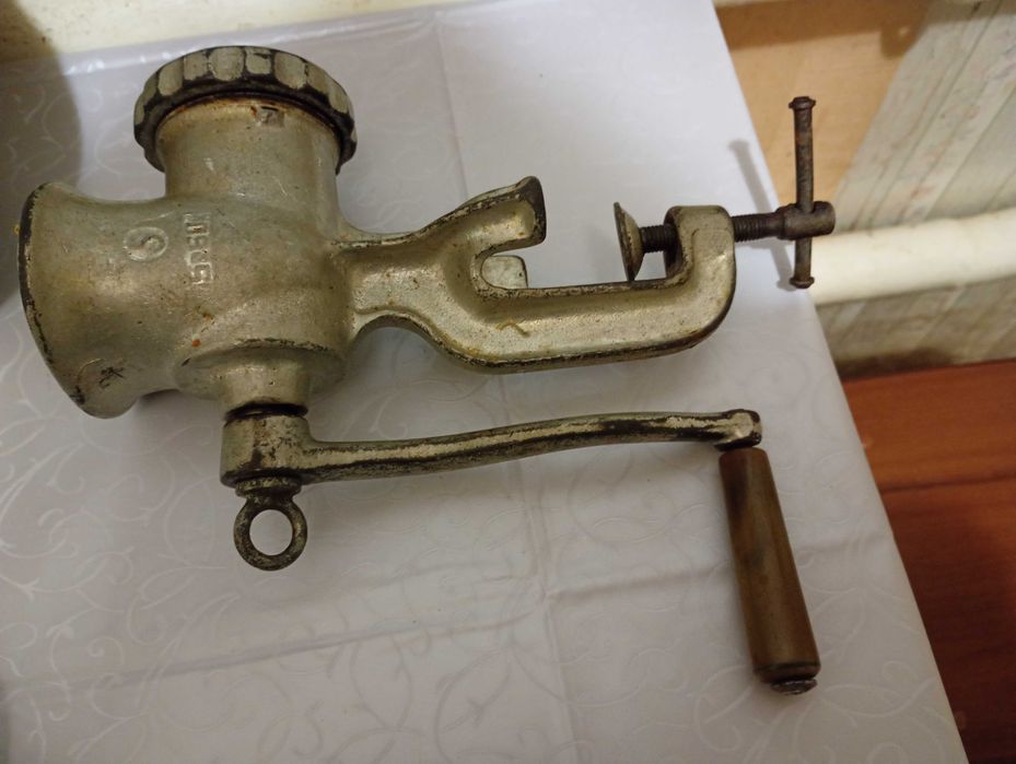 Чугунная  мясорубка + ручной миксер.  СССР