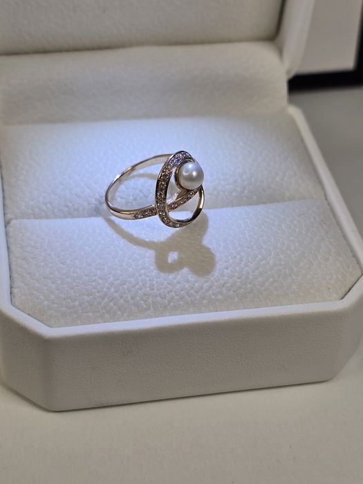 Золота каблучка з діамантами та перлиною