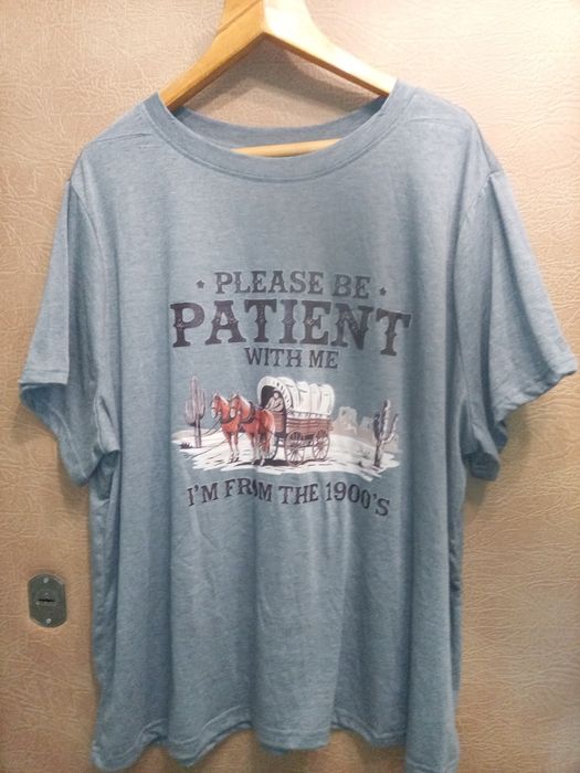 Жіноча футболка великого розміру.