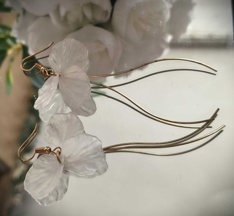 Kolczyki wiszące z białymi kwiatami, płatki kwiatów