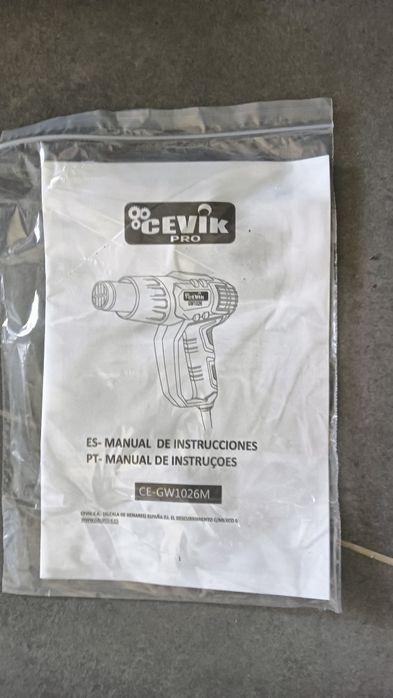 Pistola de ar quente com acessórios.