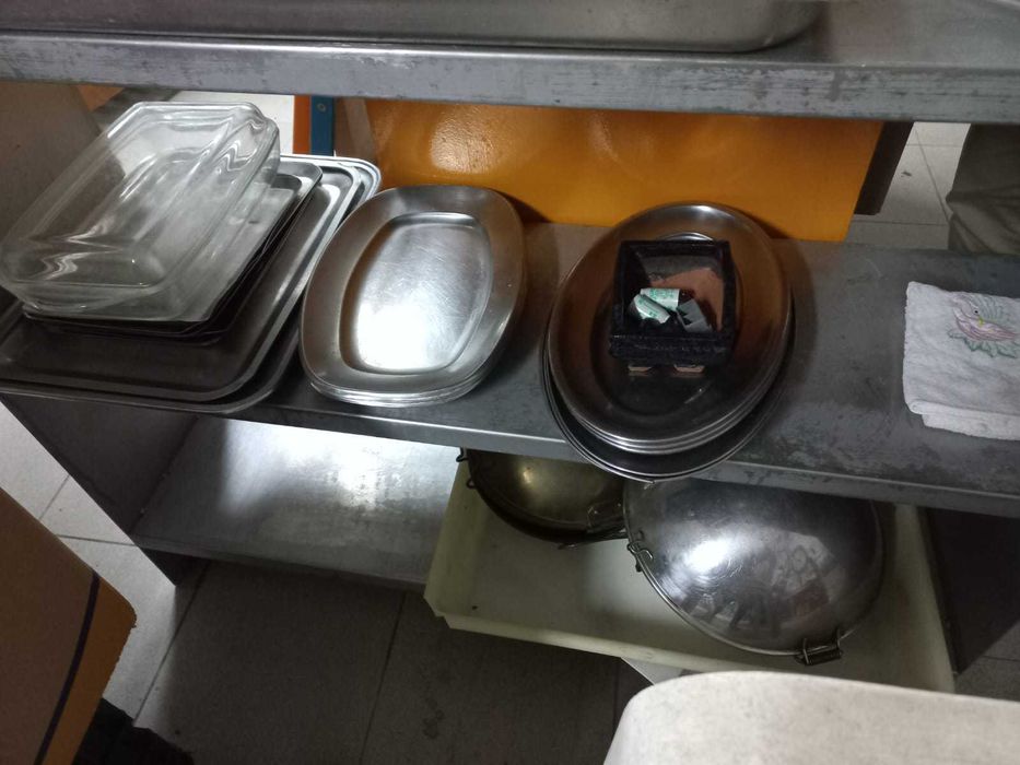 Artigos para café ou restaurante, extintores, estrados, tampas buffet