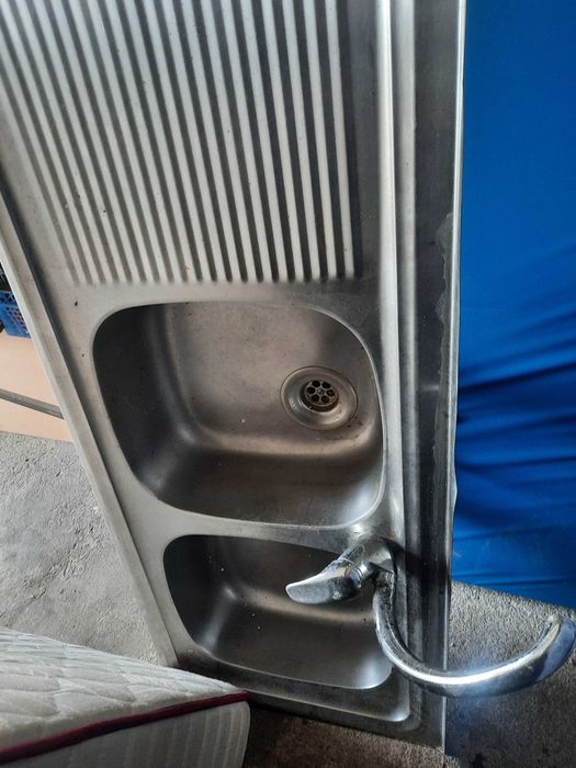 bancada dupla de cozinha com torneira