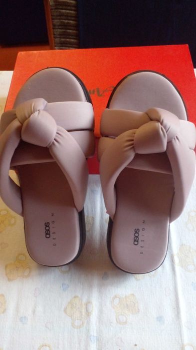 Продаются женские шлепанцы. Размер 37 на 36.