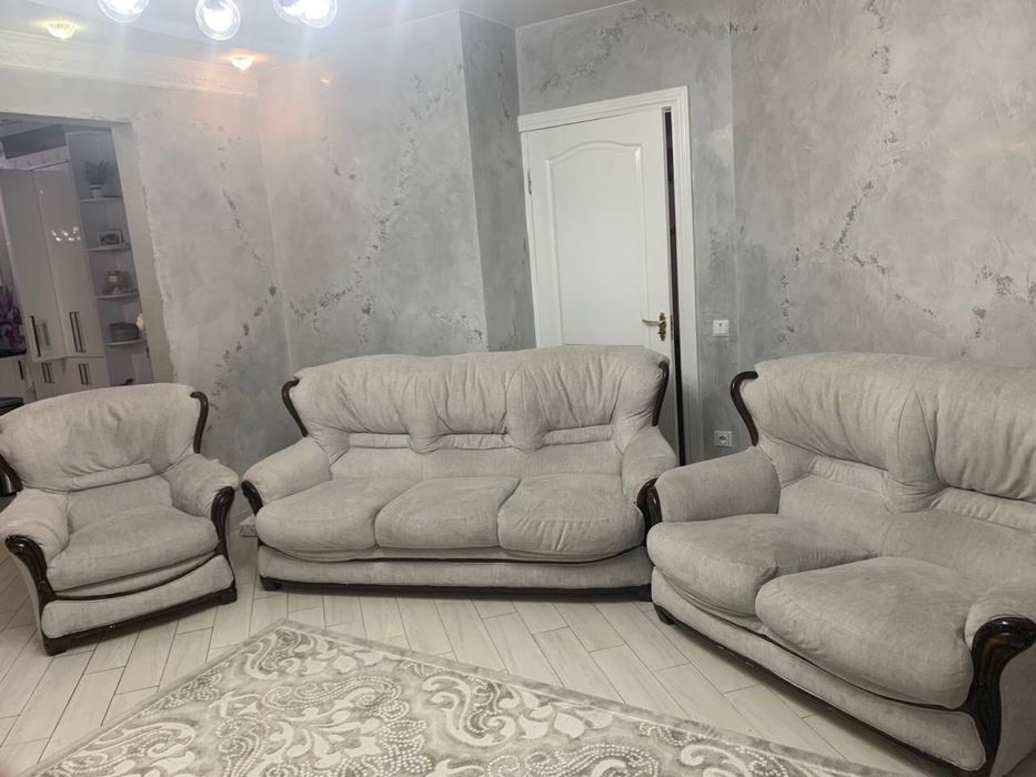 Продам комплект диванів