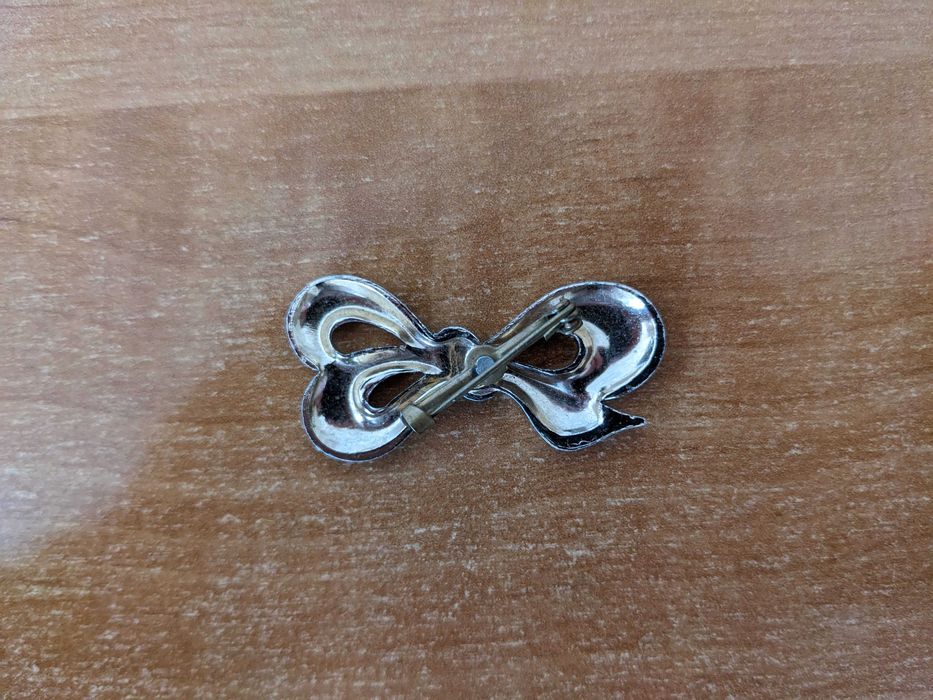 Серебряная брошь с марказитами Бантик