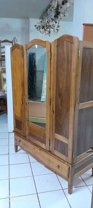 Roupeiro em madeira com 3 portas