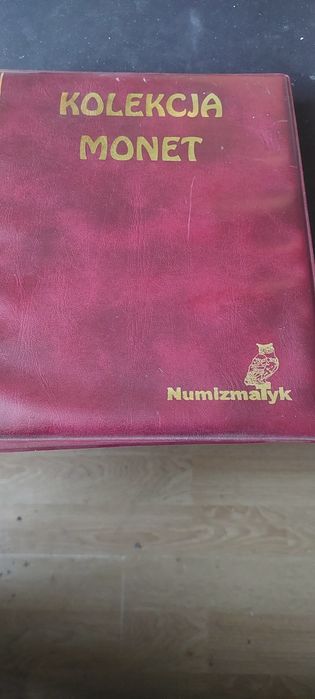Album klaser z monetami zagranicznymi.