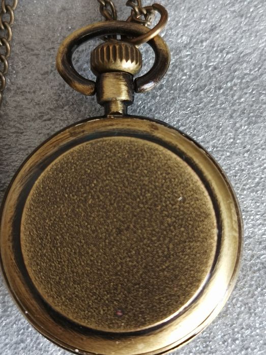 Relógio de peito, com fio dourado.