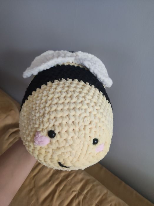 Duża żółta pszczółka zrobiona na szydełku diy handmade