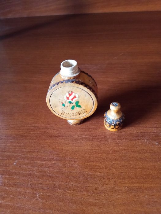 Флакон(дерев'яний)для духів і дерев'яна підставка для ручок песика