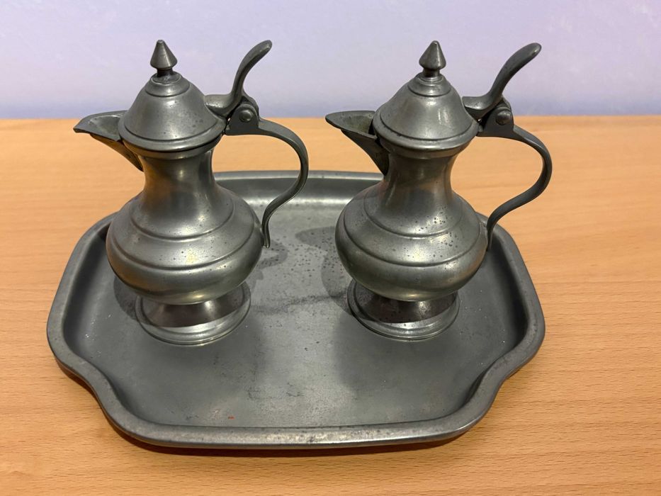 Bandeja e duas cafeteiras em estanho