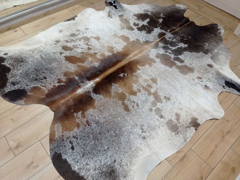 Ogromna Skóra Krowia Naturalna 230x210 cm – Łaciata, Unikat