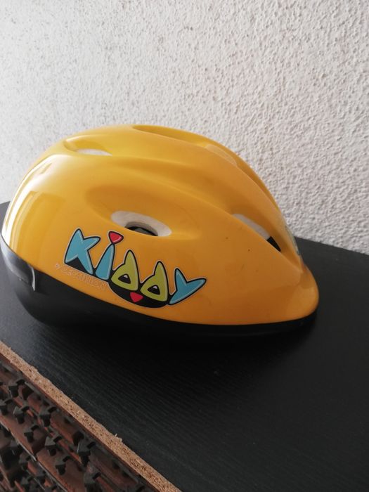 Bonito capacete de criança