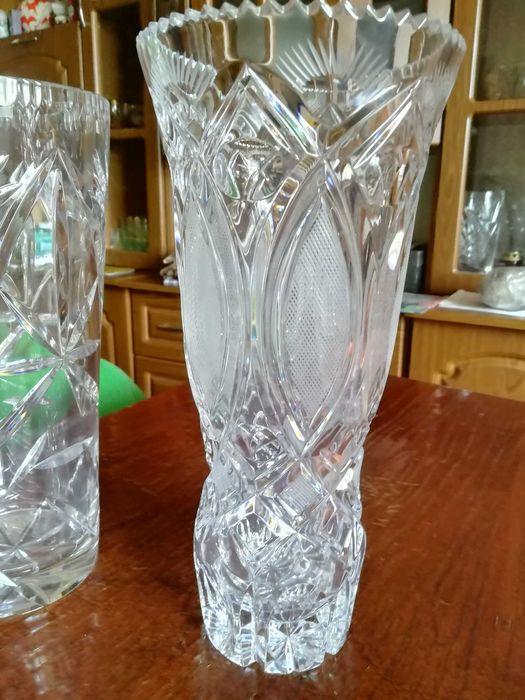 Вазы, вазочки, стопки, ложечки.