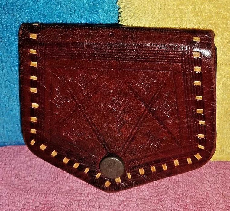 Porta-moedas artesanal em pele estilo Art Déco dos anos 30.