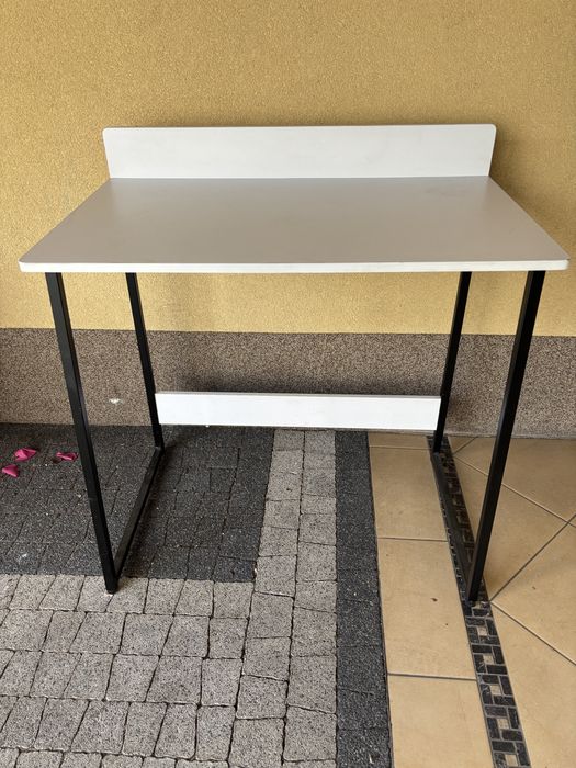 Biurko drewnanie na stelazu metalowym używane