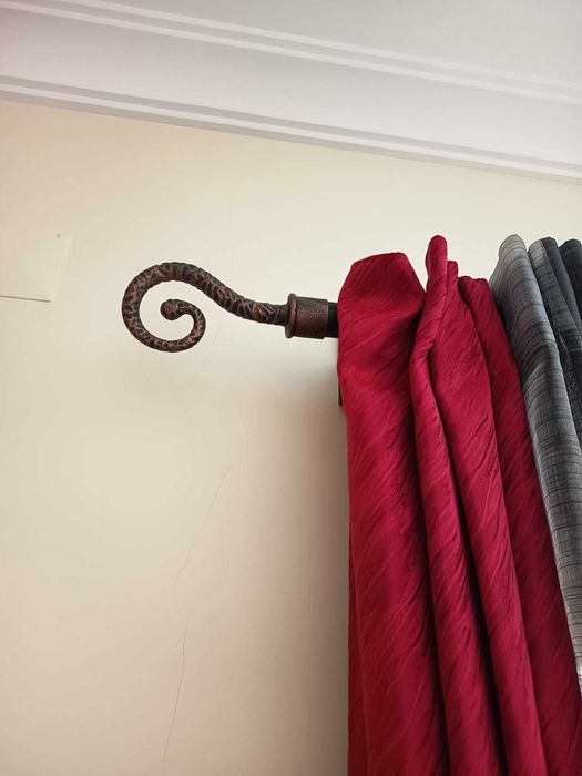 Cortinados opacos Vermelho/Bordeaux e transparentes em tons de cinzento