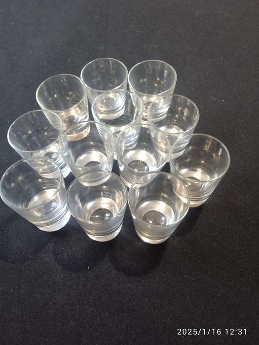 Набір. Маленькі чарочки на дерев'яній таці.