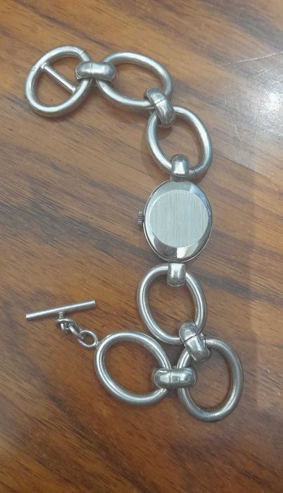 Relógio design elegante marca Elvia