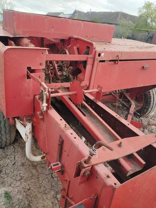 Причіпний тюковий прес-підбирач International 425D