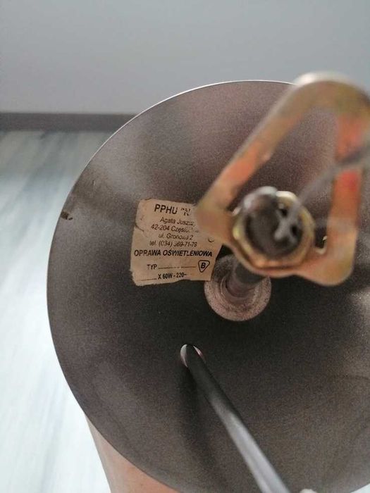 Mleczna lampa sufitowa, wisząca / żyrandol szklany w kształcie żarówki