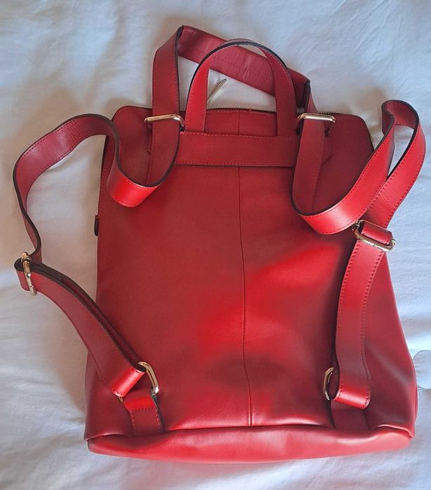 Mochila em pele vermelha