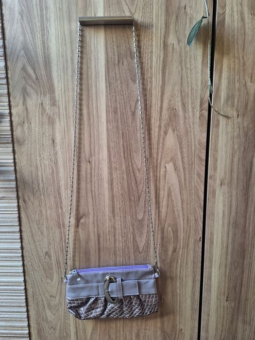 Mała liliowa torebka na ramię na srebrnym łańcuszku kopertówka