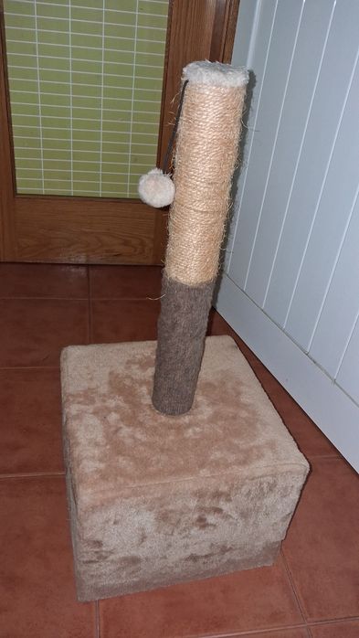 Arranhador com caixa para gato
