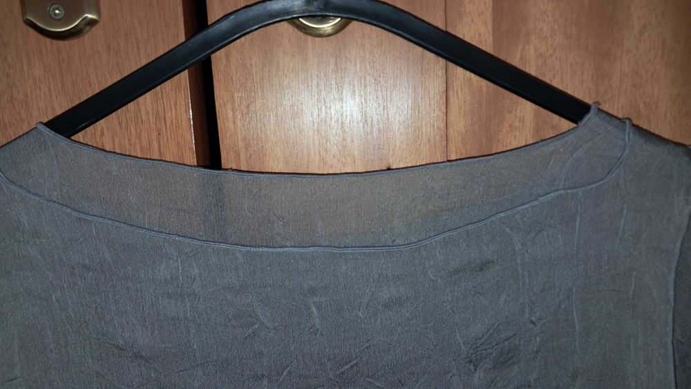 Blusa cerimónia em tecido leve.