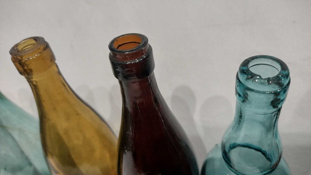 Zestaw butelek z okresu PRL