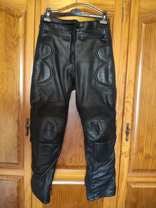 Conjunto de casaco e calça em pele