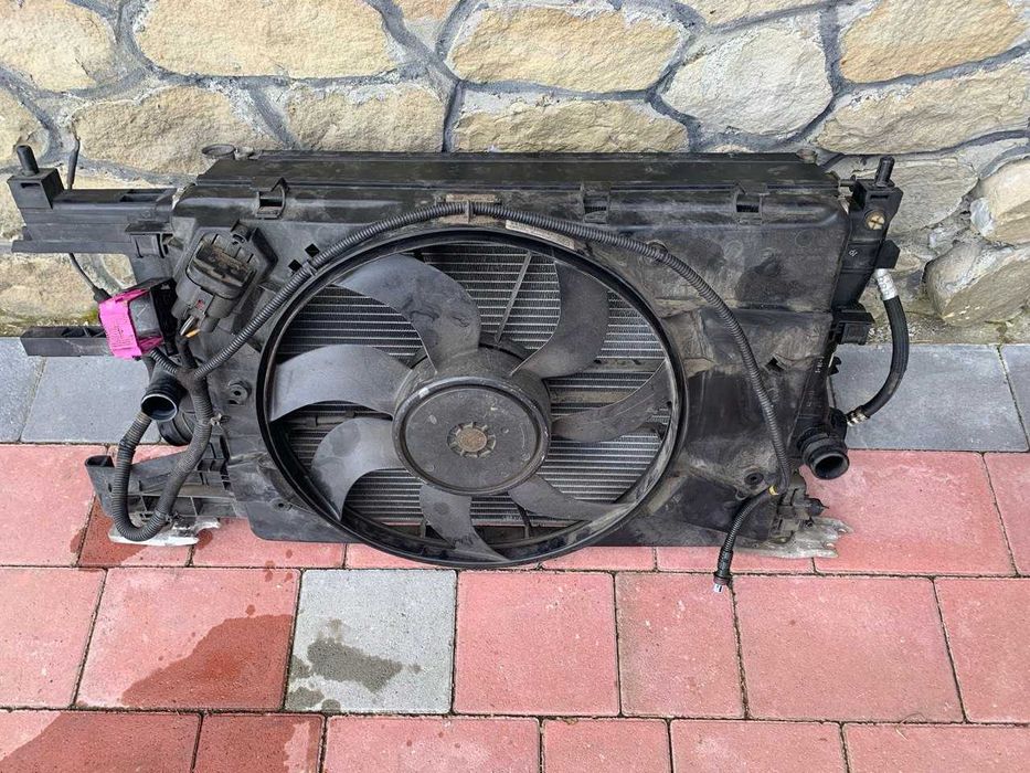 Радіатор охолодження двигуна  Opel Astra 1.7D 2012 рік