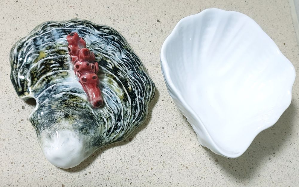 Linda peça  em faiança das Caldas da Rainha-ostra com percebes e coral
