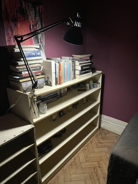 Estante branca de madeira