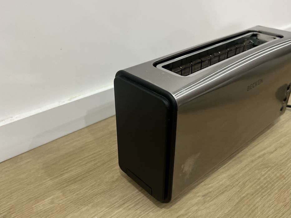 Torradeira em inox com detalhes pretos beken