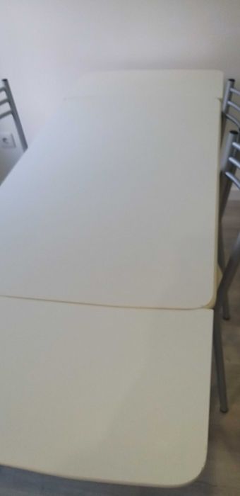 Mesa e cadeiras de cozinha