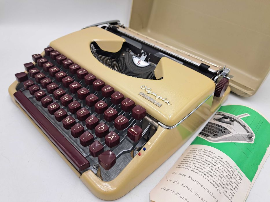 Maszyna do pisania Olympia Splendid 66 bordowa, różowa klawiatura