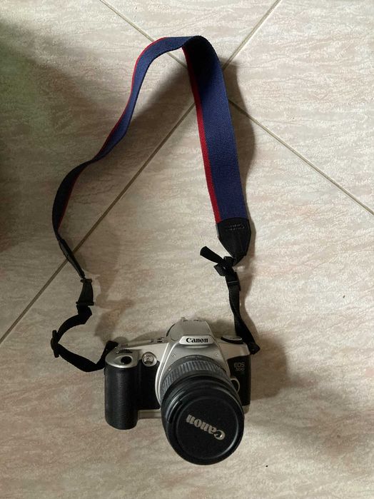 Máquina fotográfica Canon EOS 500 N com estojo